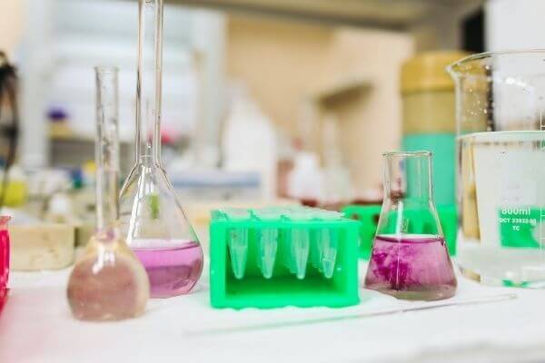 eppendorf cső, erlenmeyer lombik, mérőlombik laboratóriumi munka